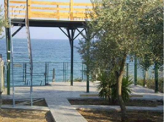 Παραθαλάσσιο οικόπεδο με μπαλκόνι